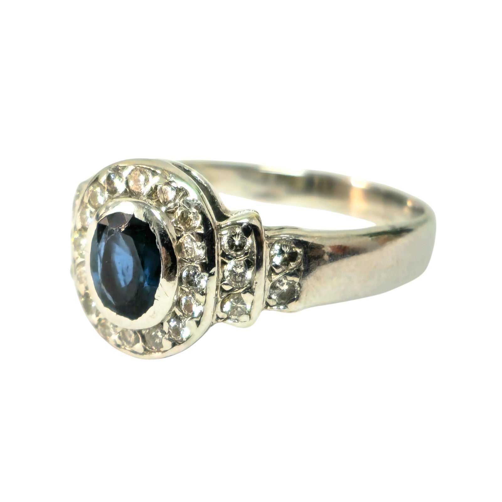 Contemporary 2.75 Carat Blue Sapphire Diamond Cocktail Ring