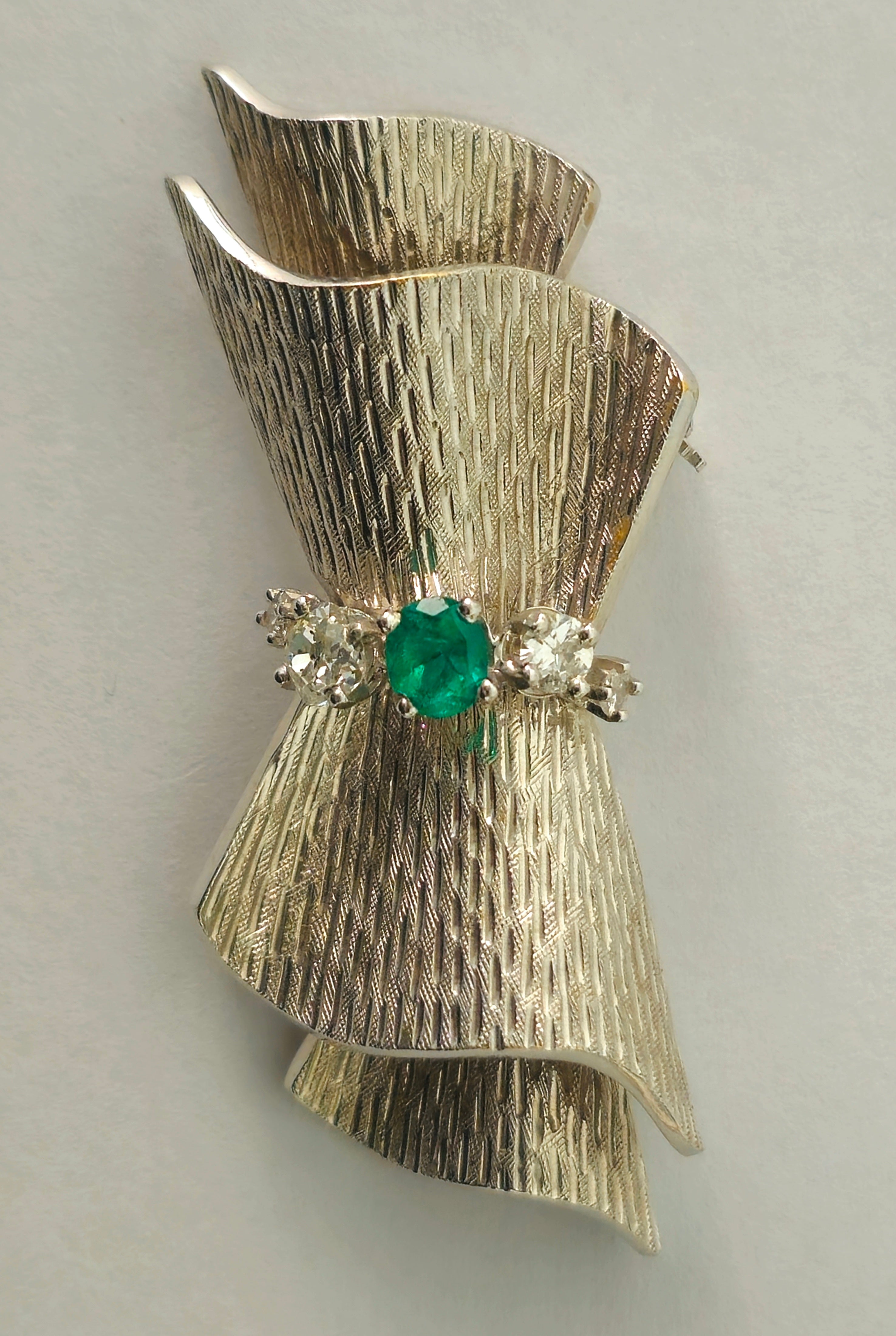 18k White Gold VINTAGE. DIAMOND AND EMERALD PIN
