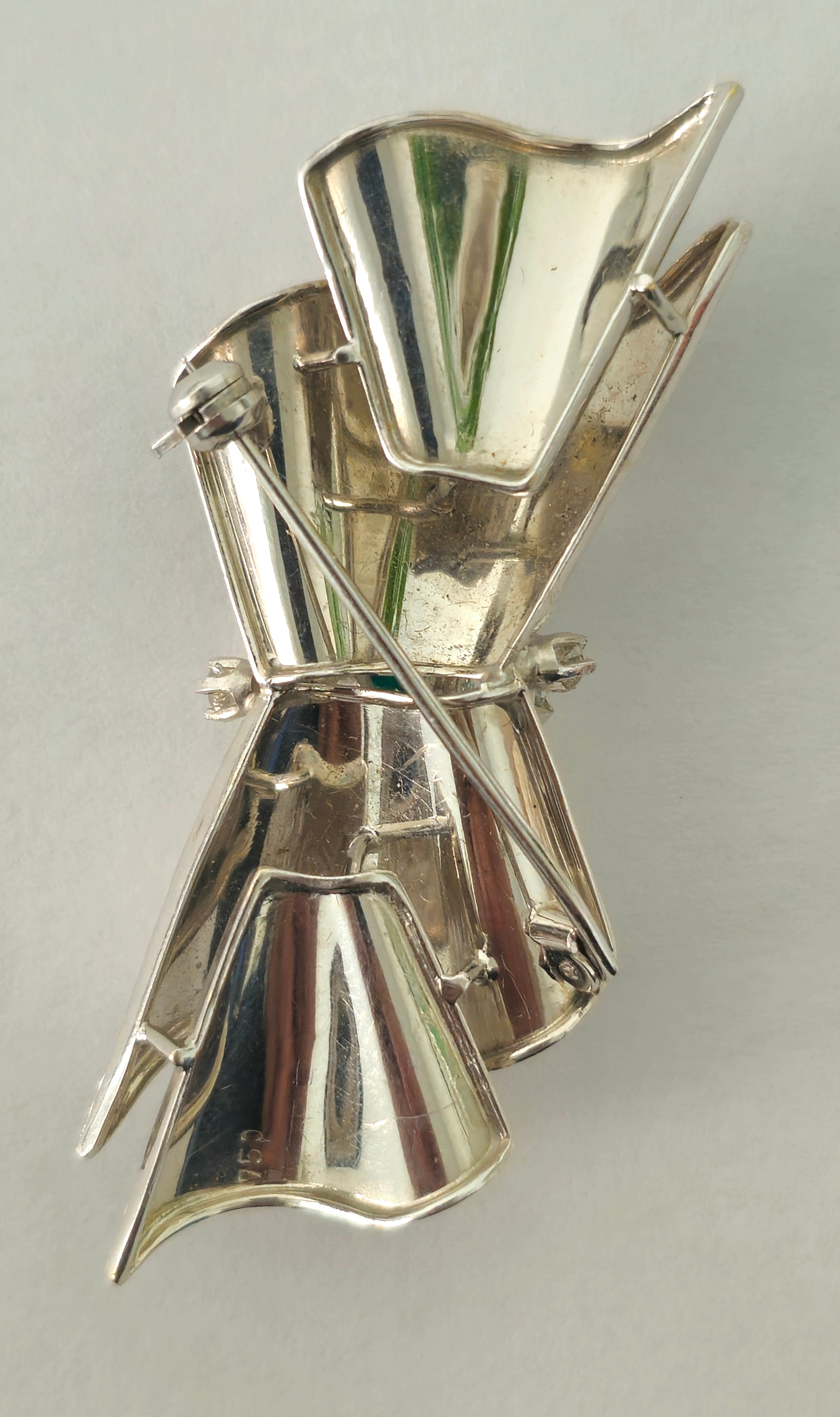 18k White Gold VINTAGE. DIAMOND AND EMERALD PIN