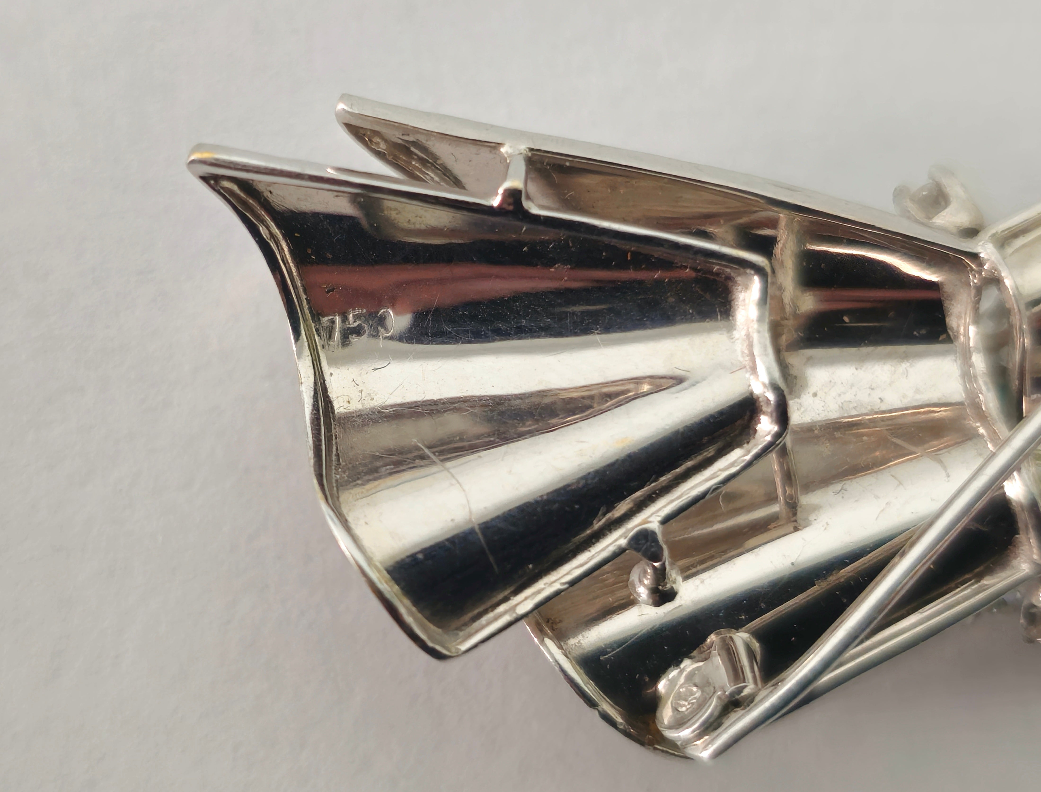 18k White Gold VINTAGE. DIAMOND AND EMERALD PIN