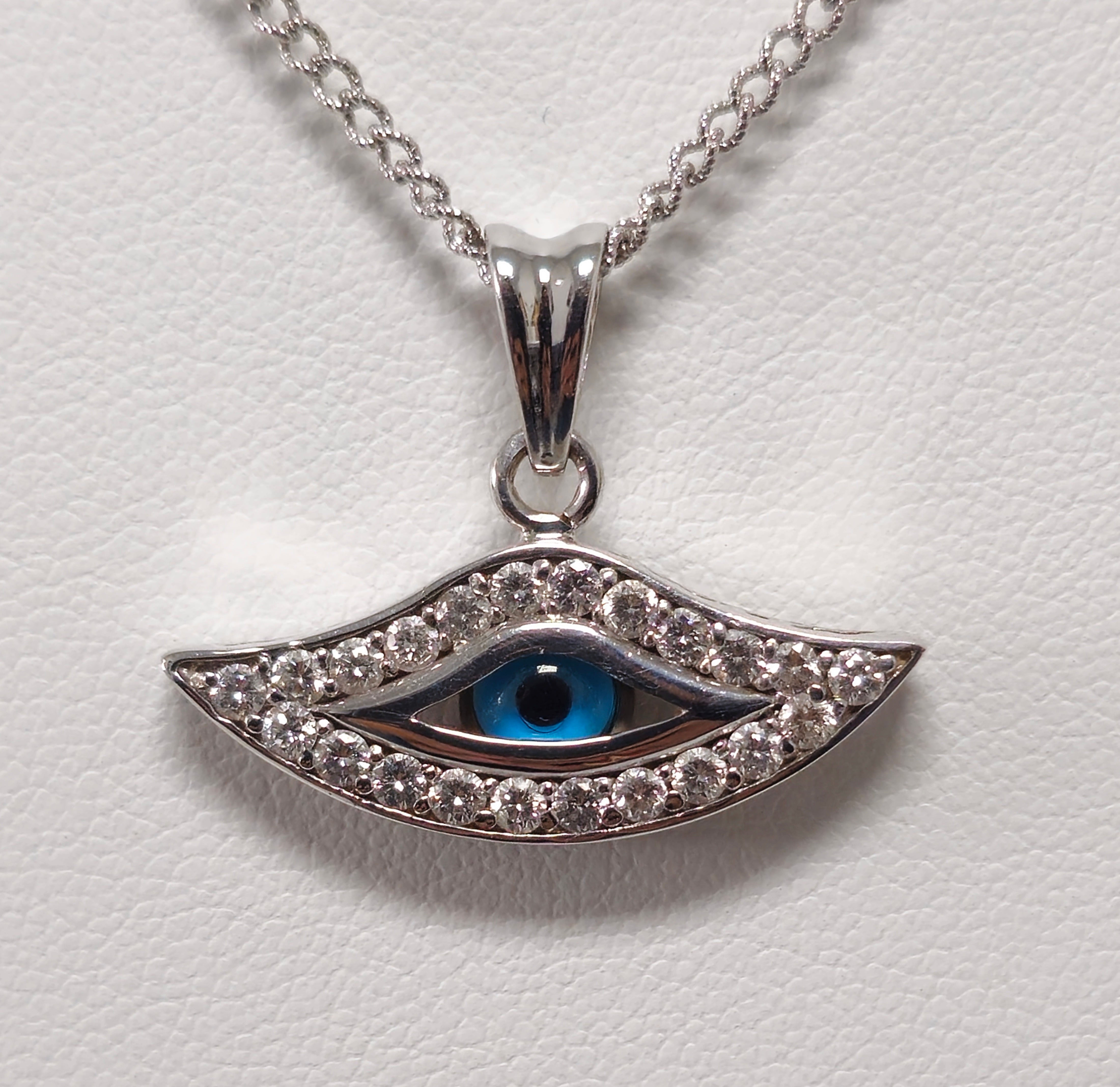 Classic Evil Eye & Diamond Necklace in 18K Gold.