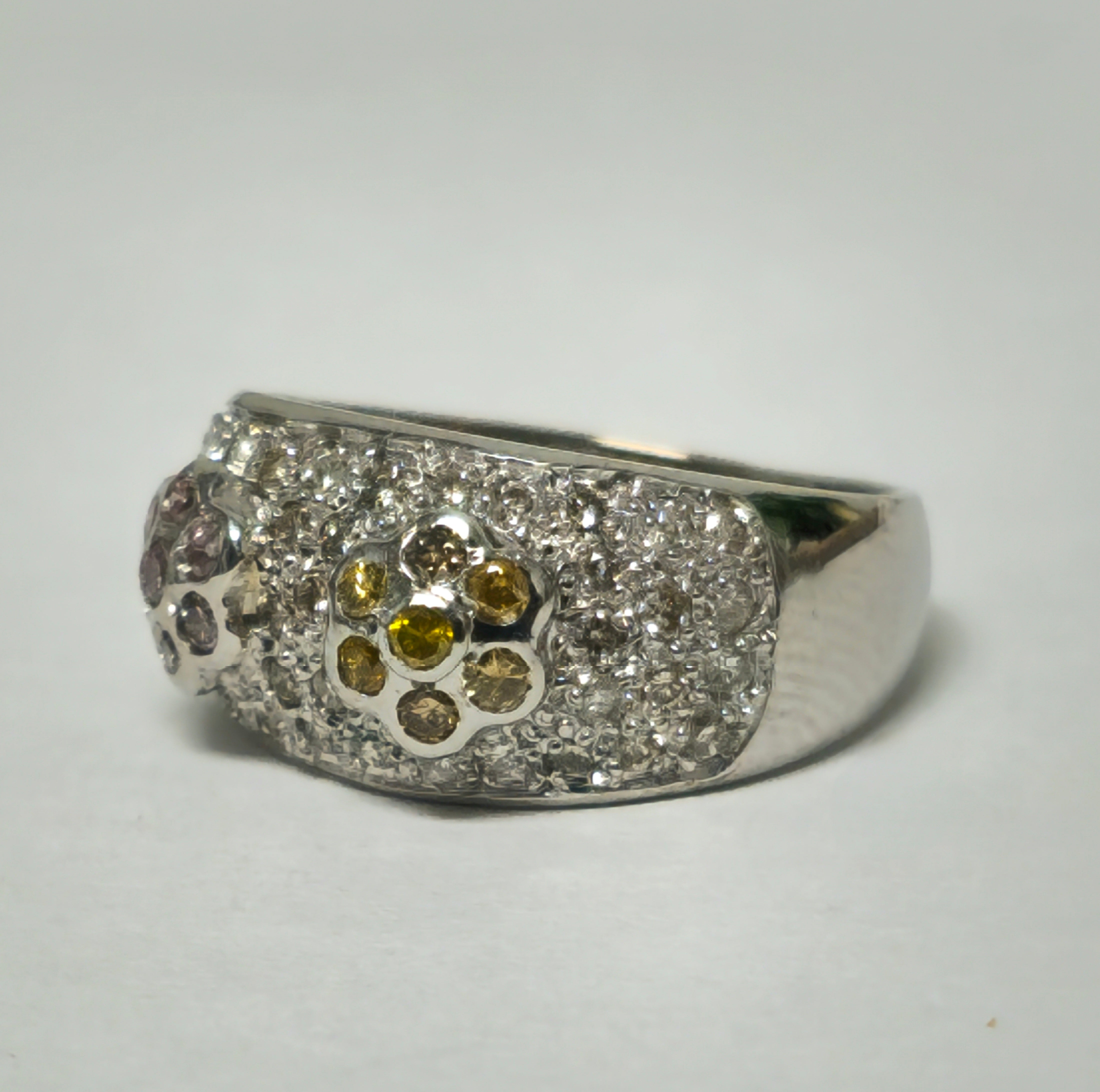 14K Gold. 1.10 CT; white, yellow and pink diamond ring