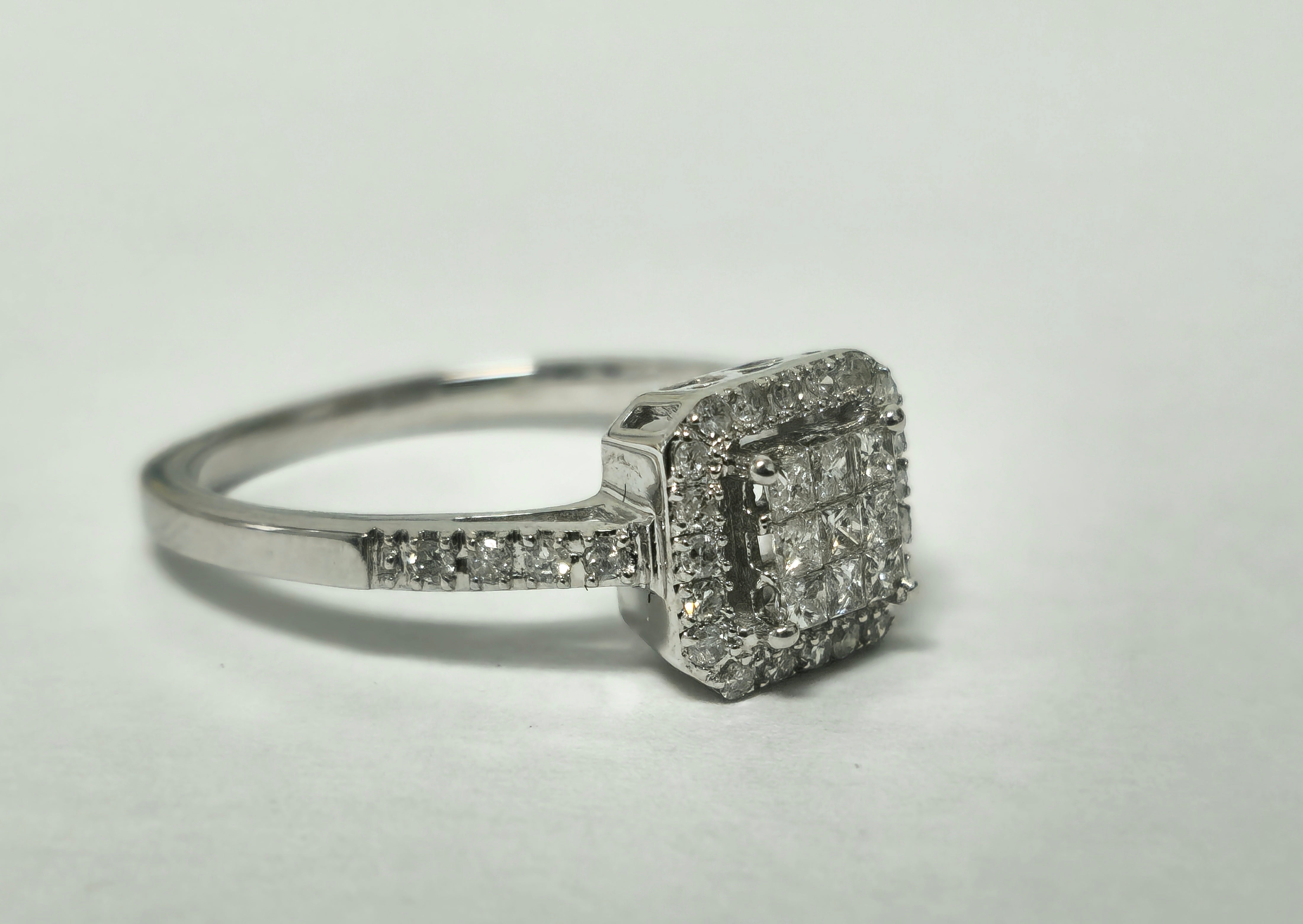 Womens 0.75ct Diamond & Gold Ring. Vintage Piece.