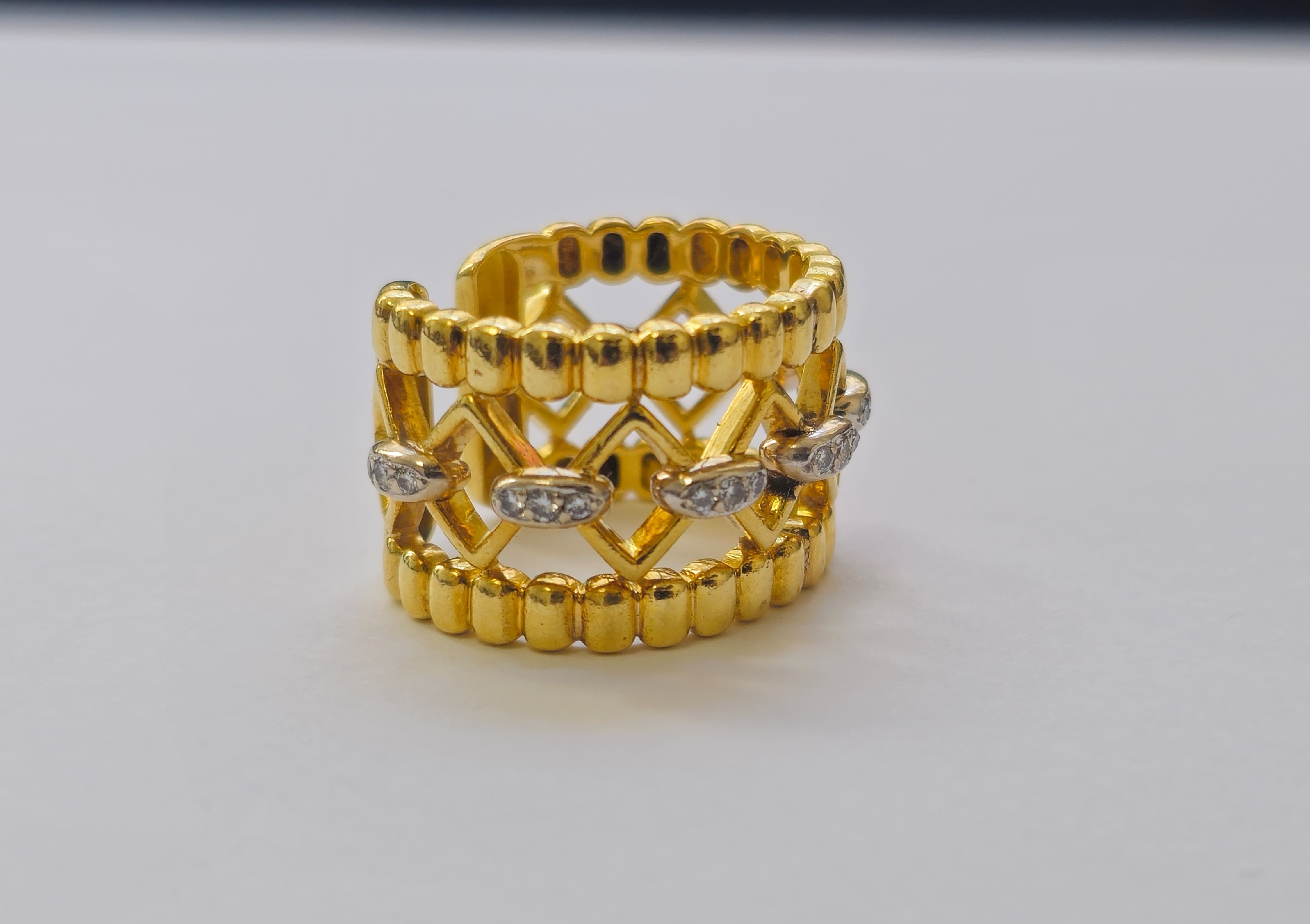 Stunning Ladies Ring in 18K Yellow Gold