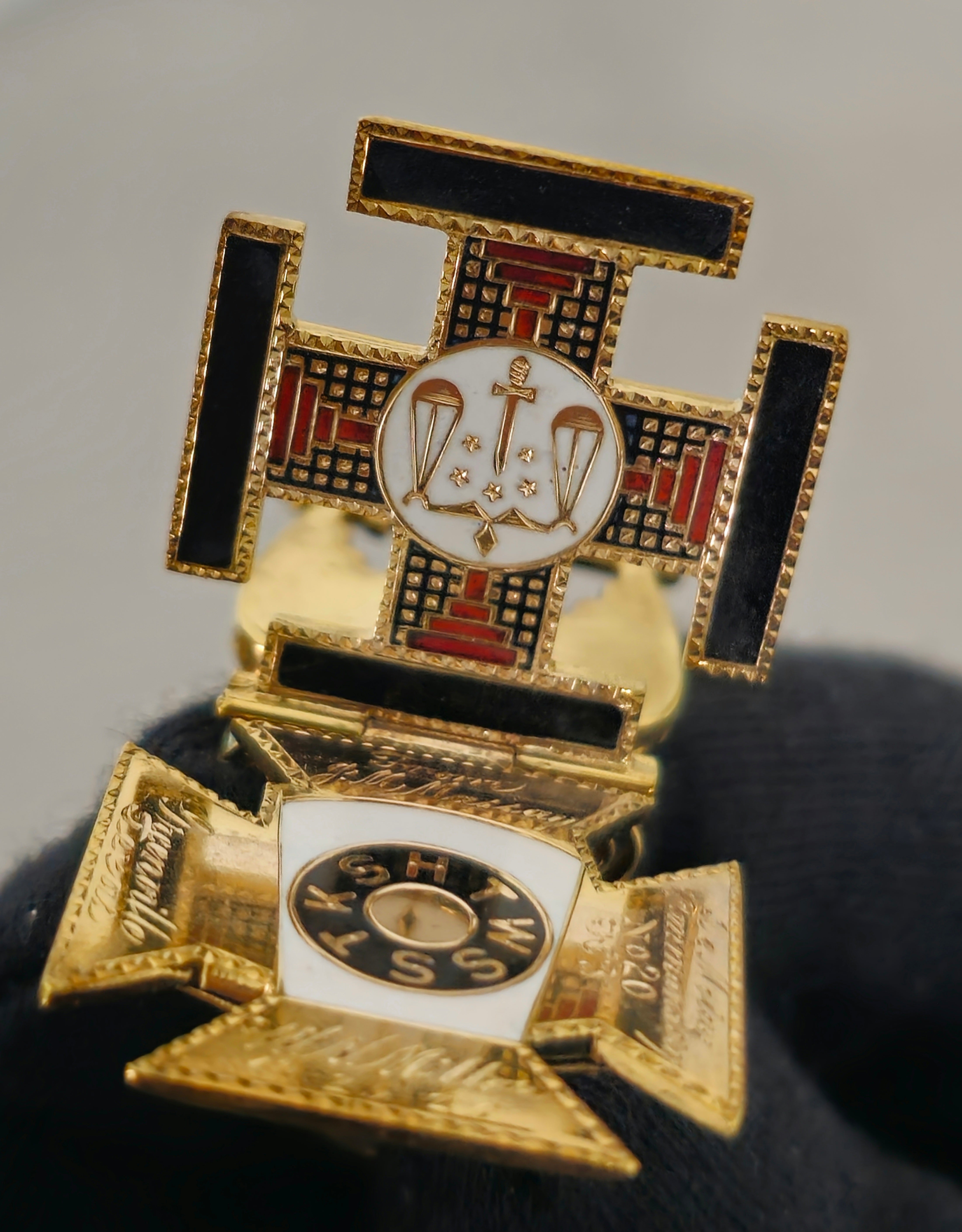 Mid Century European 1.20 Carat Emerald Religious Cross